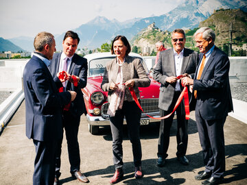 Couper du ruban : de gauche à droite : Prof. Eric Bonvin, directeur général de l’Hôpital du Valais, M. Philippe Varone, président de la ville de Sion président du Conseil d’administration de l’ESR, Mme Esther Waeber-Kalbermatten, conseillère d’État et cheffe du Département de la santé, M. Pascal Bruchez, chef des projets stratégiques de l'Hôpital du Valais, Prof. Dominique Arlettaz, président du Conseil d’administration de l’Hôpital du Valais.