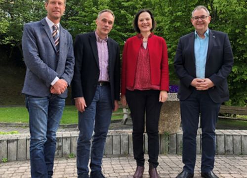 von links nach rechts: Dr. Hugo Burgener (Direktor SZO), Dr. Christian Ambord (Kantonsarzt), Esther Waeber-Kalbermatten (Staatsrätin), Dr. Reinhard Zenhäusern (Ärztlicher Direktor SZO)